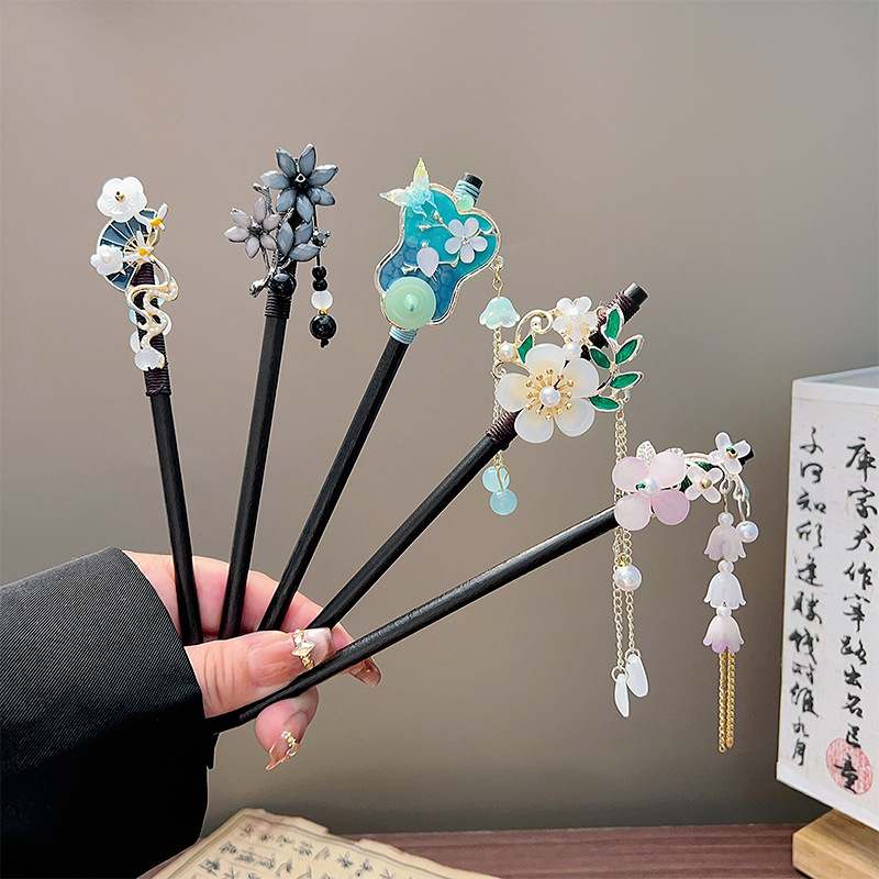 Tech Accessories For Women - Klassieke kwastje haarstokje zwarte houten bloem